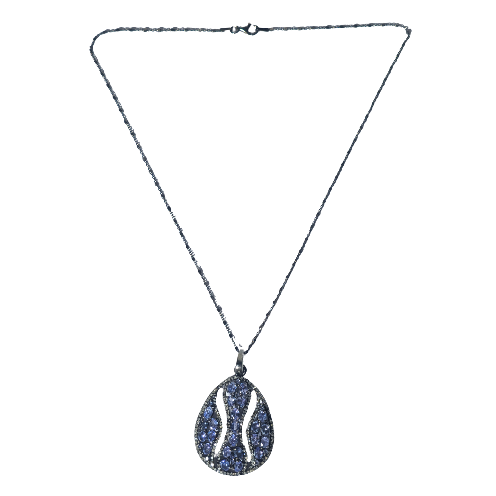 Cadena y colgante en plata con baño de rutenio, zafiros y diamantes.