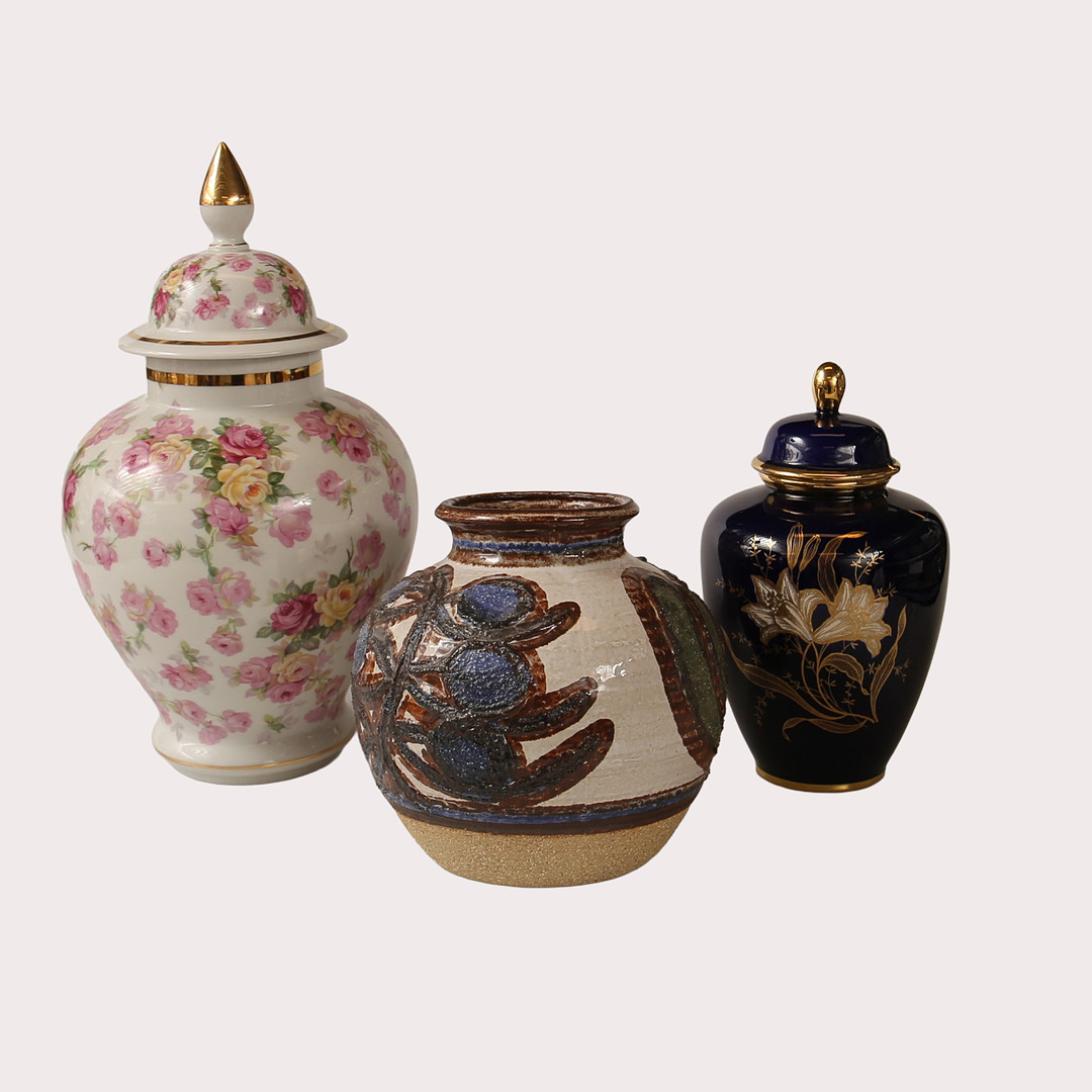 URNOR MED LOCK, porslin, koboltgrund rsp. blomstermotiv och förgyllning. Schumann mm. URNA stengods Söholm. Totalt 3 delar. 1900-talets mitt, och senare.