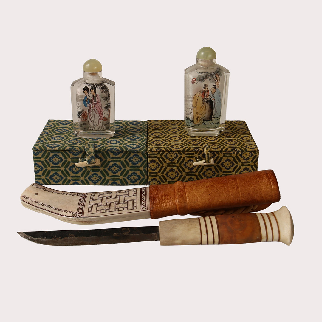 SNUSFLASKOR, 2 st., glas med insidesmåleri, mansgestalter rsp. kvinnogestalter. Kina, Folkrepublik (1949-) samt SAMEKNIV, signerad, Johan Andersén, Pieggaluokta.