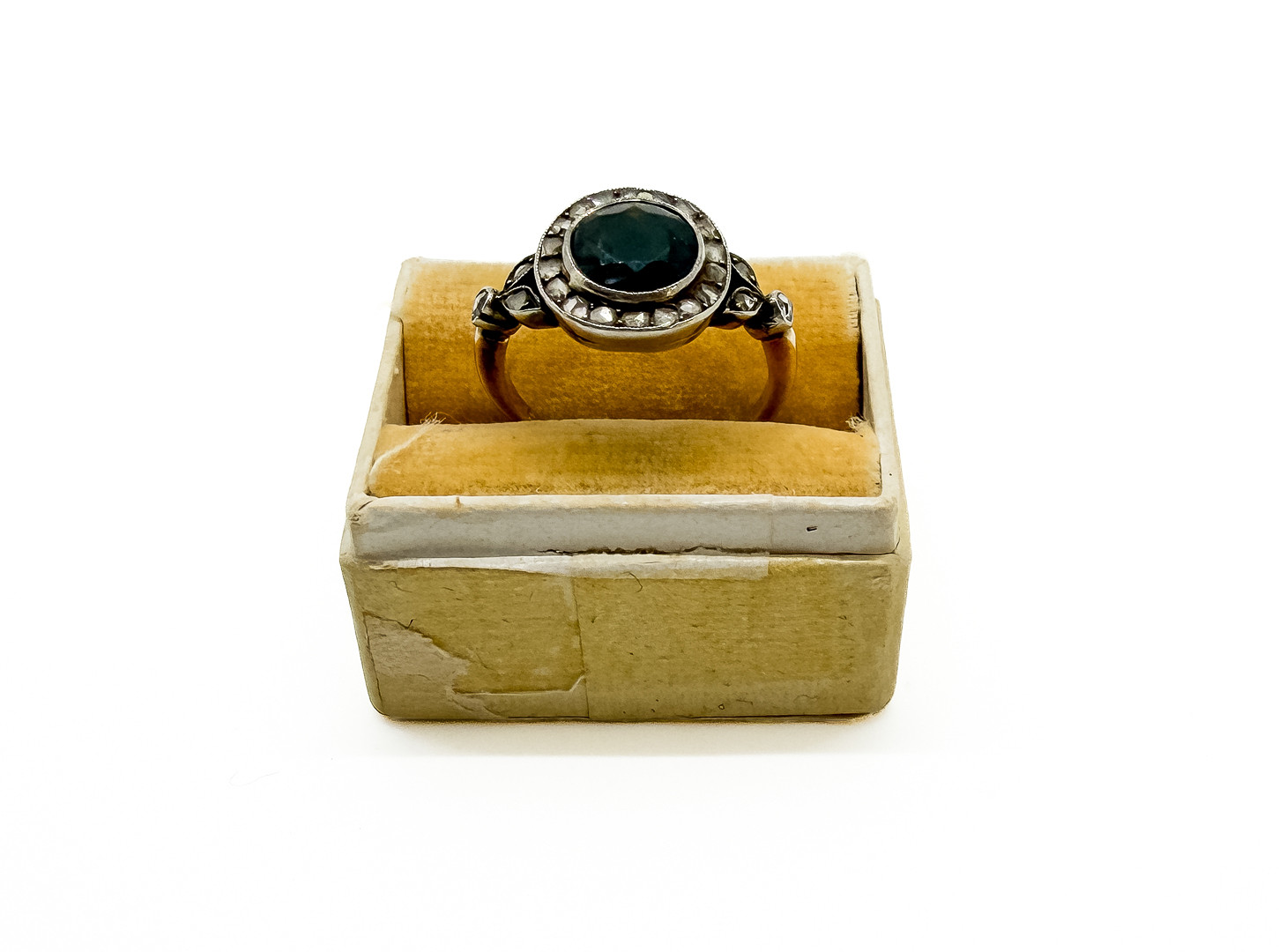 RING, 18k Guld, blå safir, diamanter.