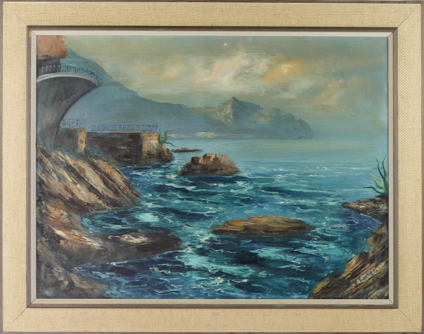OIDENTIFIERAD KONSTNÄR. Olja på duk, kust med klippor och berg i fjärran, signerad V. Sacheri.