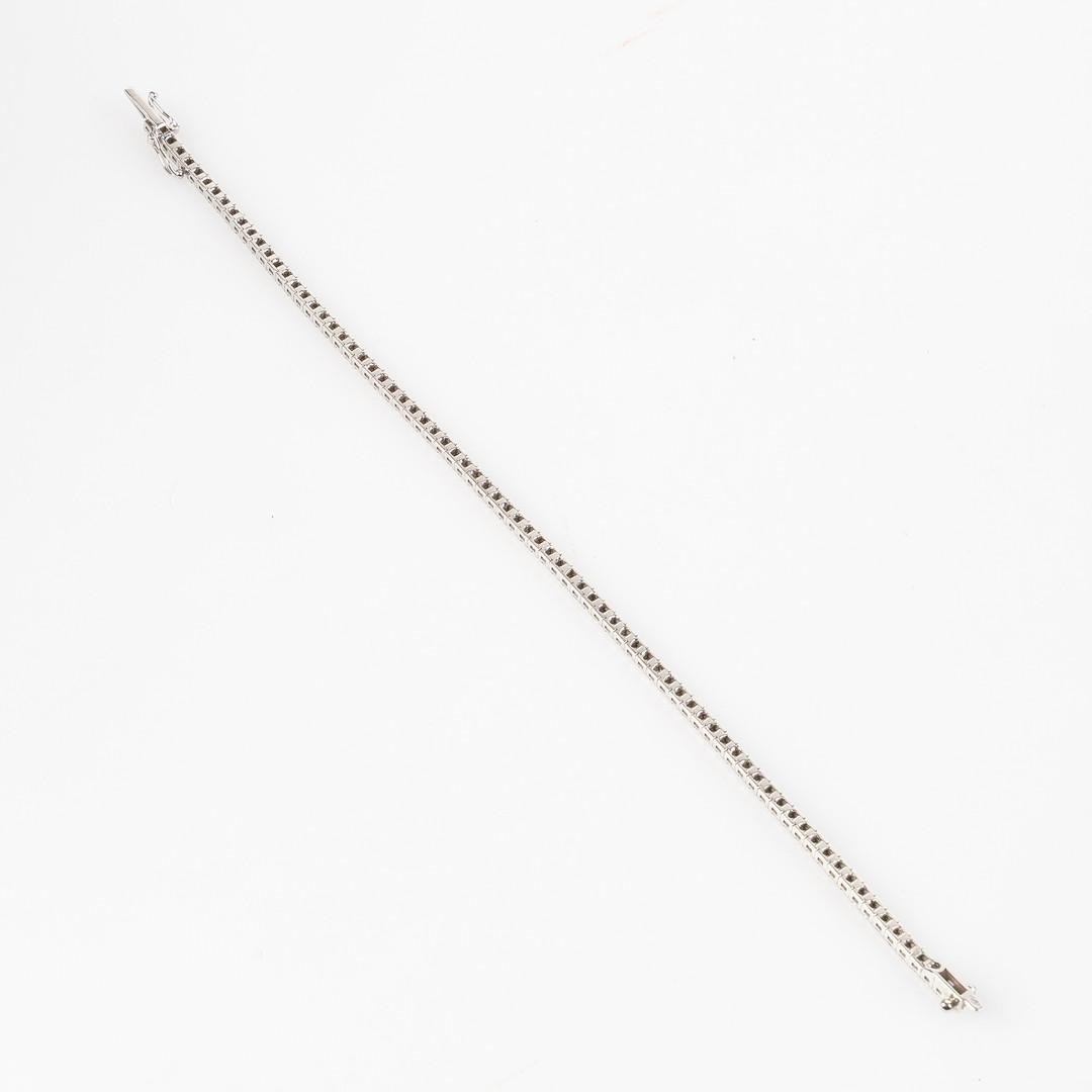 ARMBAND, sk tennisarmband, 18K vitguld med briljantslipade diamanter, totalt ca 2.43 ct.