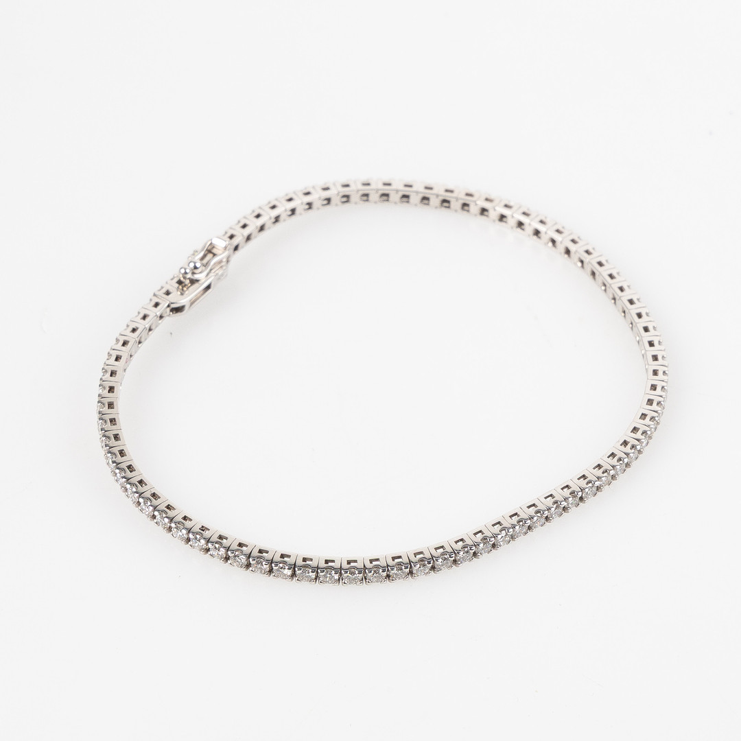 ARMBAND, sk tennisarmband, 18K vitguld med briljantslipade diamanter, totalt ca 2.43 ct.