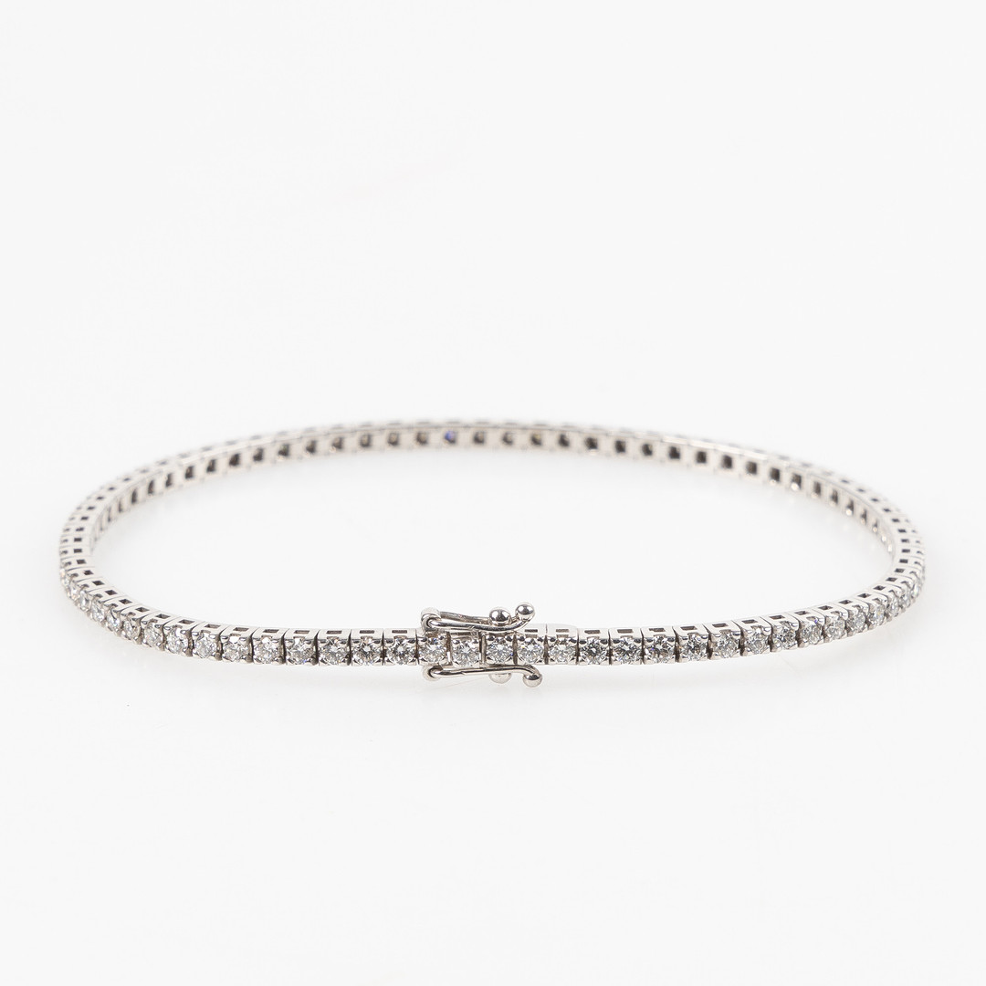 ARMBAND, sk tennisarmband, 18K vitguld med briljantslipade diamanter, totalt ca 2.43 ct.