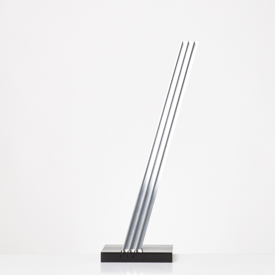 LARS-ERIK FALK. Skulptur, modul 84, borstad aluminium, 1984, sockel i akrylplast.