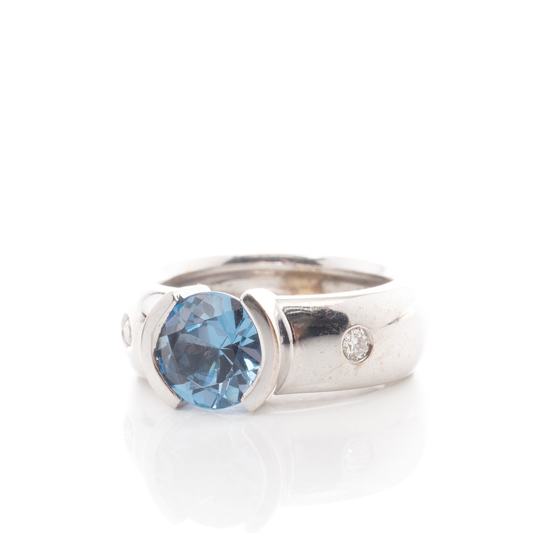 RING, 18K vitguld, Blå Topaz 2,4 ct, Briljanter 0,16 ct.