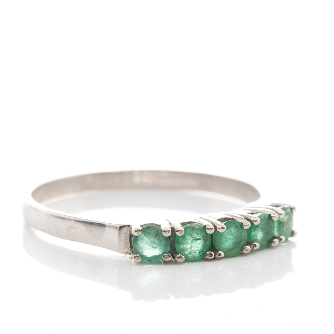 RING, 18K vitguld med smaragder 0,4 ct.