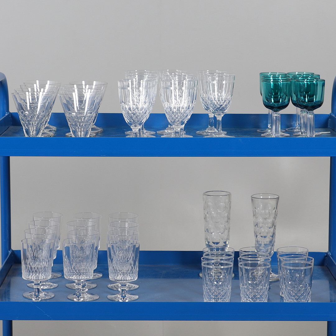 VARIOUS SETS OF TABLE GLASS.