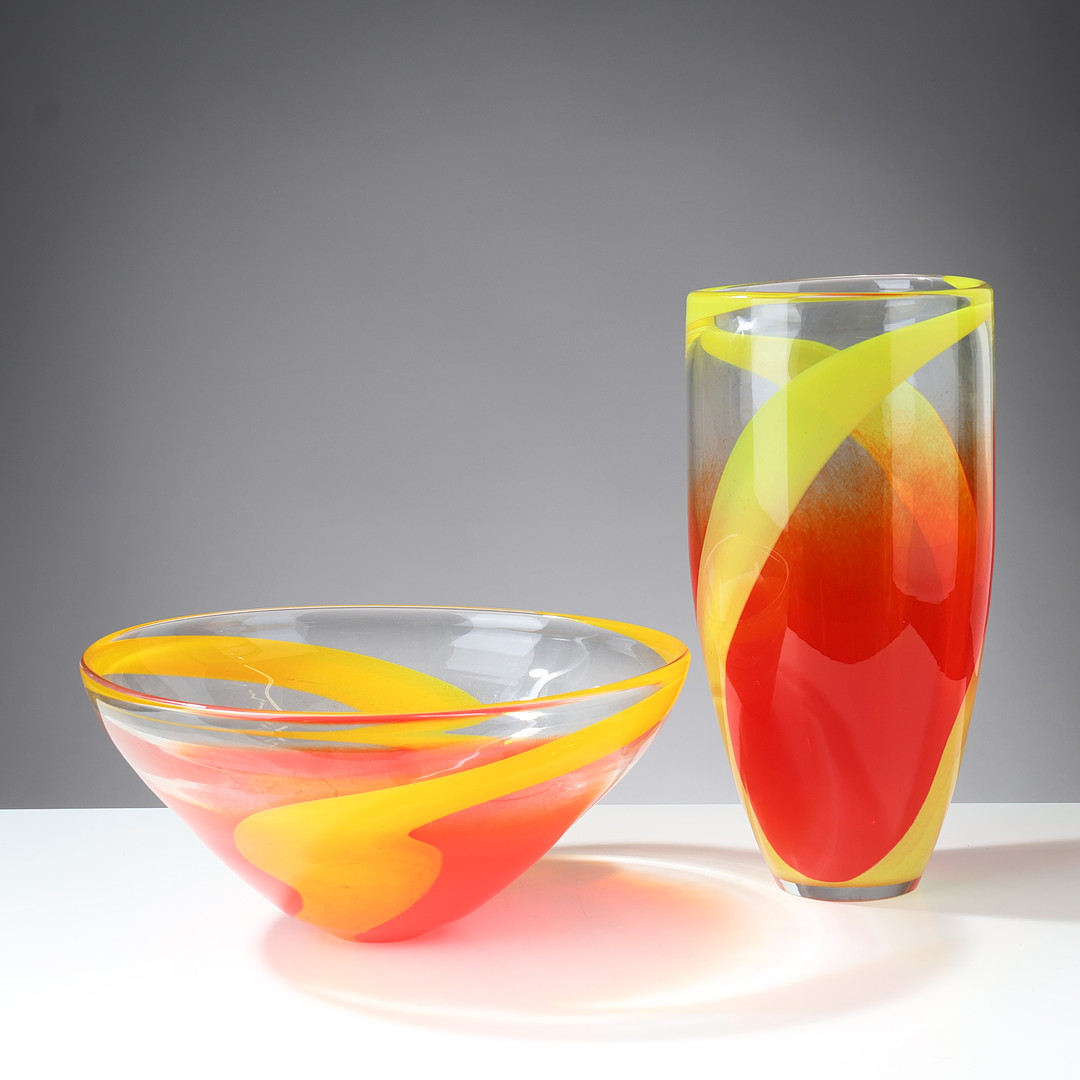 Kunstglas. Vase og fad i orangerøde og gule nuancer. (2).