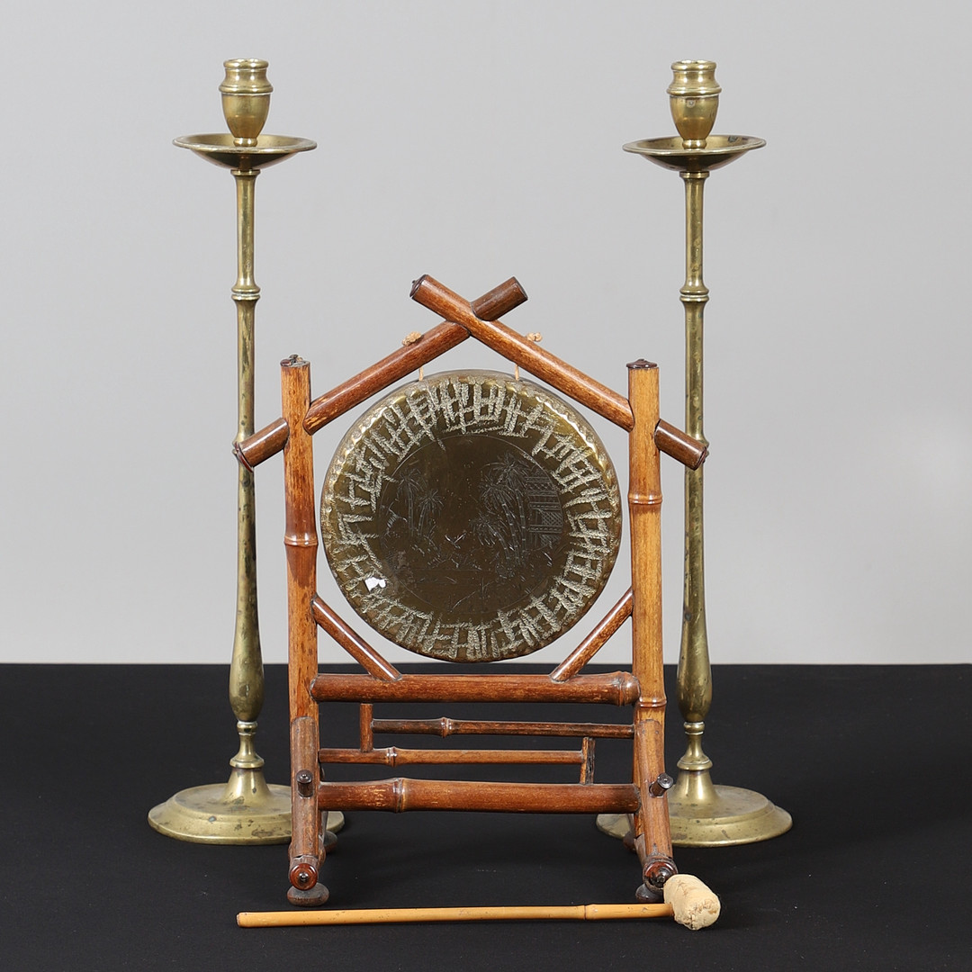 A PAIR OF BRASS CANDLESTICKS AND AN ORIENTAL GONG.