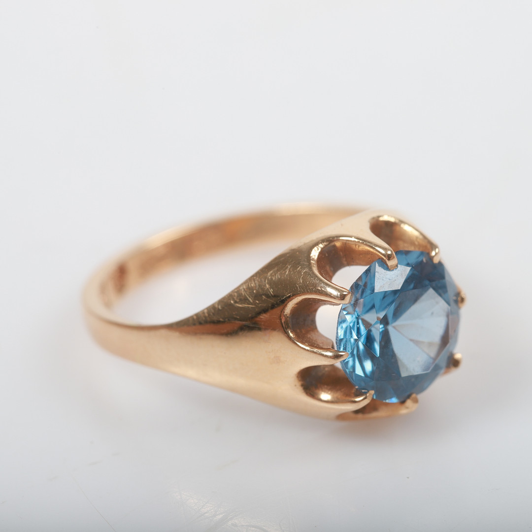 RING, 18 K guld med fasettslipad sten, Olof W Nilsson, Kristianstad, 1922.