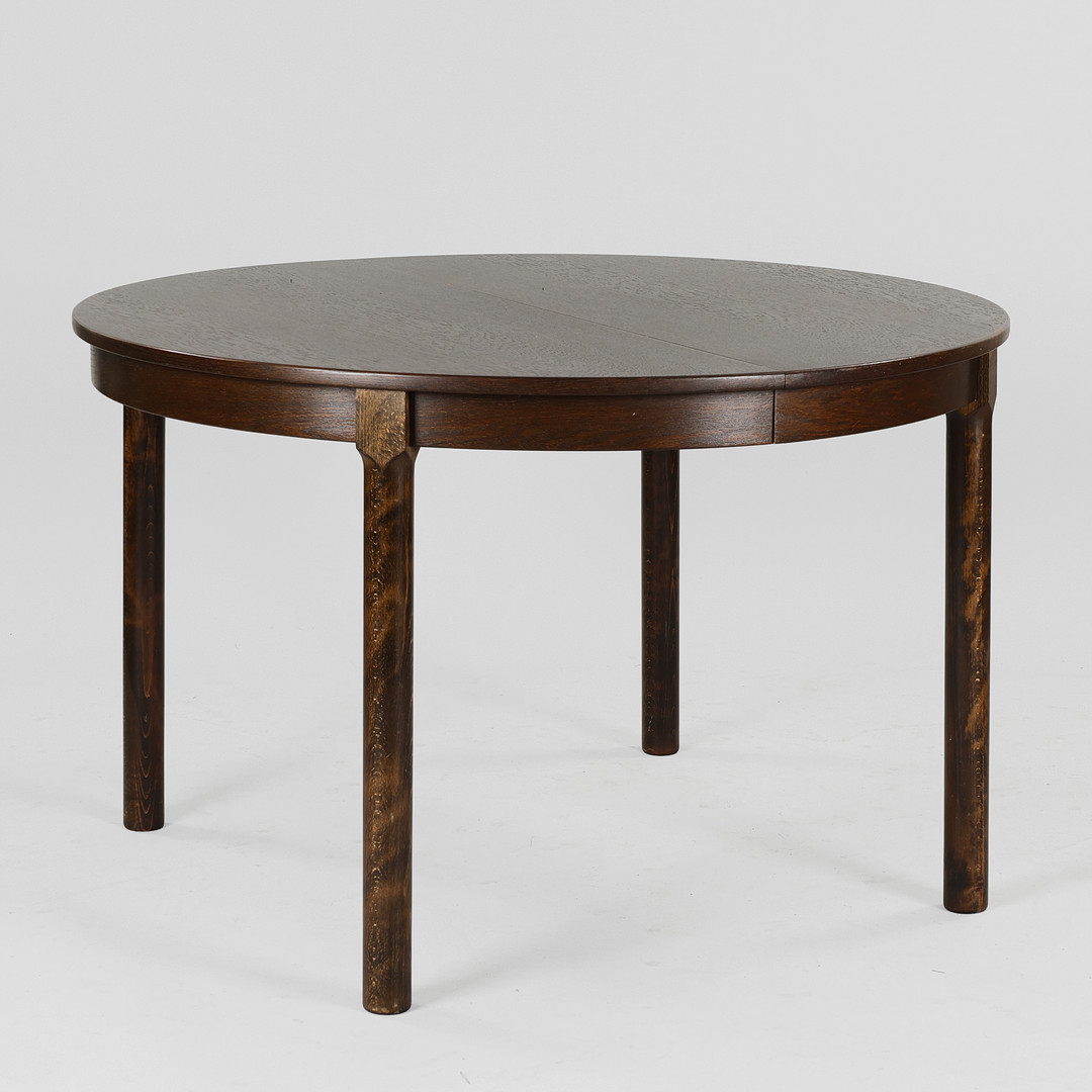 GUDME MØBELFABRIK. Rundt spisebord af bejdset eg, udtræk og tre tillægsplader, Danmark, 1960/1970'erne, (1+3).
