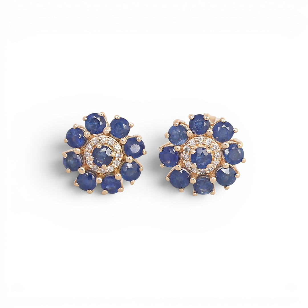 Sapphirs and diamonds rosette earrings.
