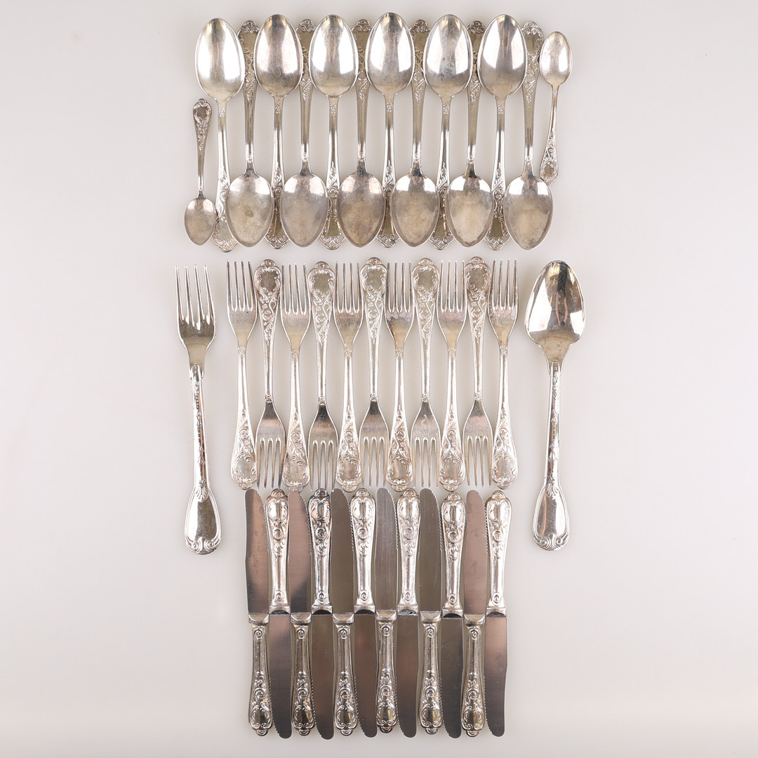 BESTICKUPPSÄTTNING, 39 delar, låghaltigt silver, stämplat 800, 1900-tal, reliefdekor.