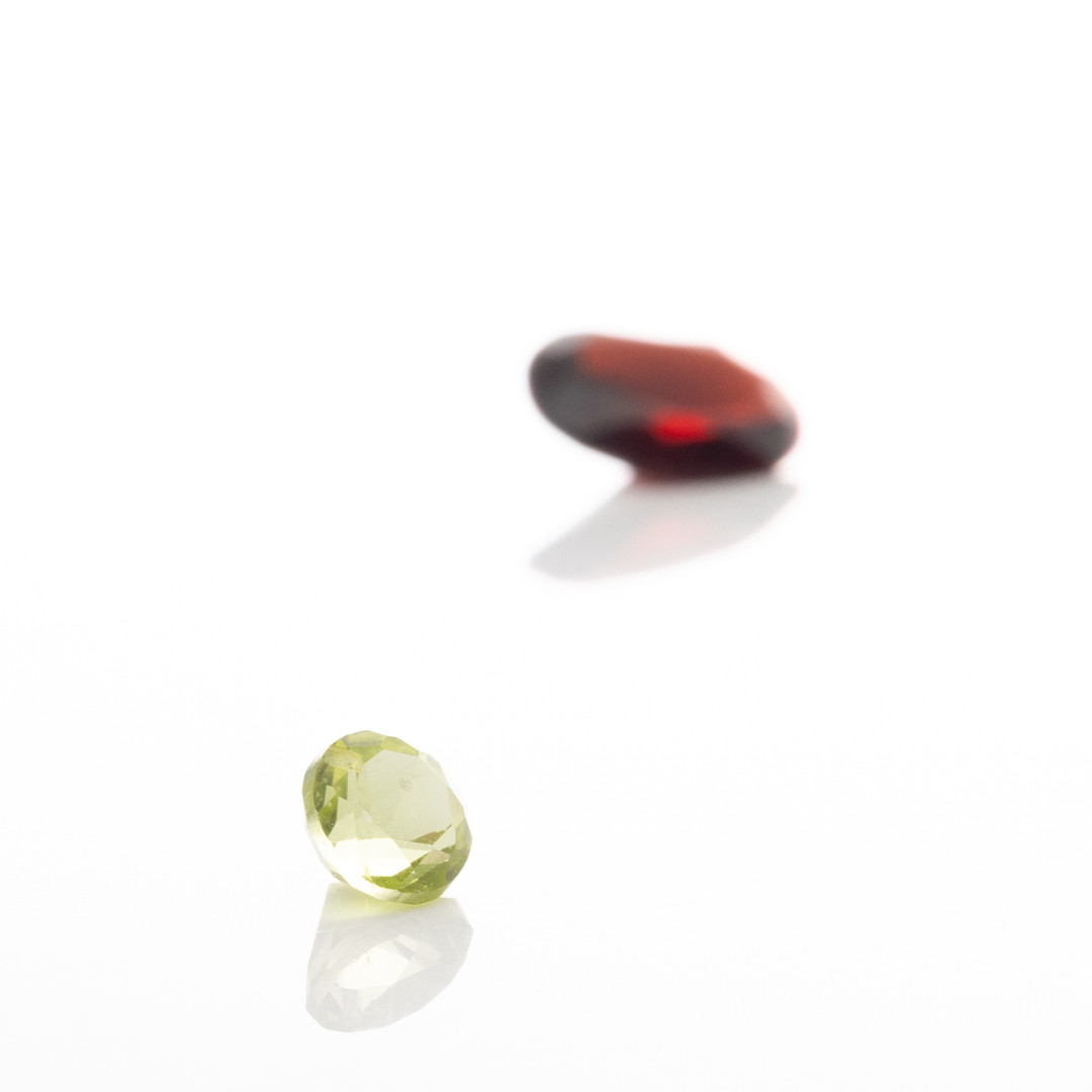 PERIDOT 0,34 ct, GRANAT 1,12 ct.
