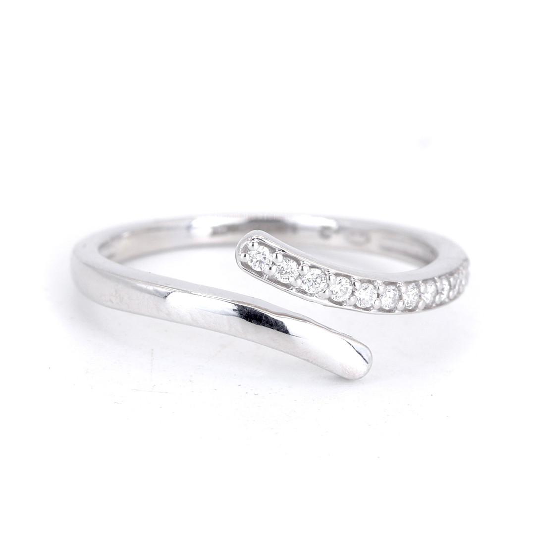 14CT WHITE GOLD DIAMOND RING.