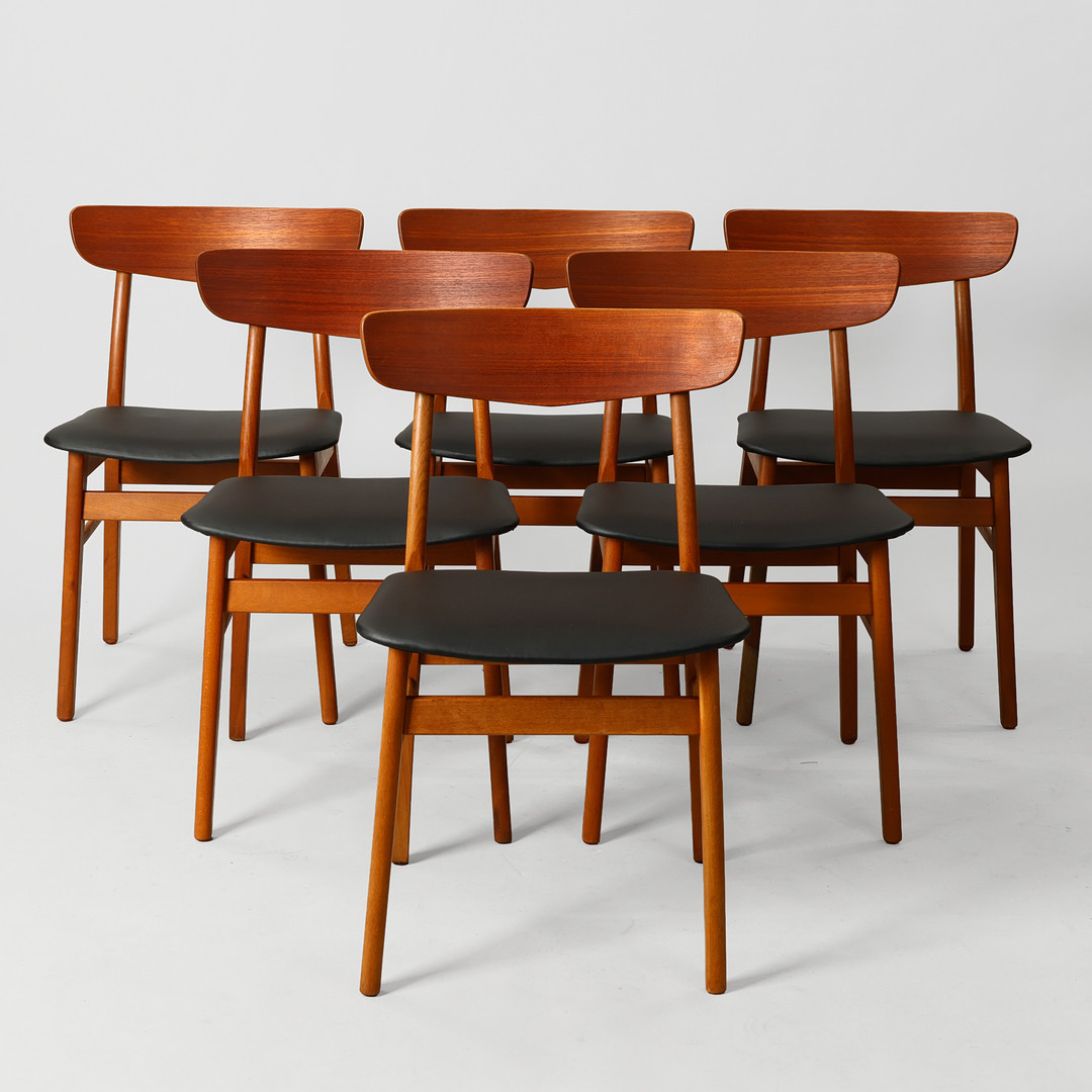 SCHIØNNING & ELGAARD. TILSKREVET. Sæt på seks spisebordsstole af bøg og teak, sæder nybetrukket med skai, model "Mosbøl", Findahls Møbelfabrik, Danmark, formgivet 1962, (6).