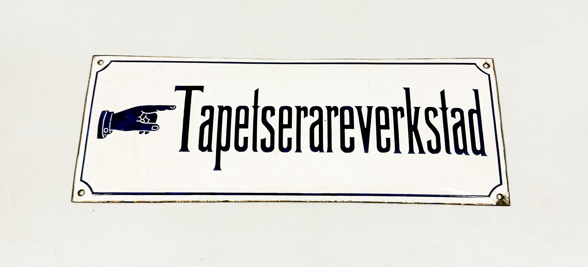 EMALJSKYLT, "Tapetserareverkstad", proveniens 1960-tal.