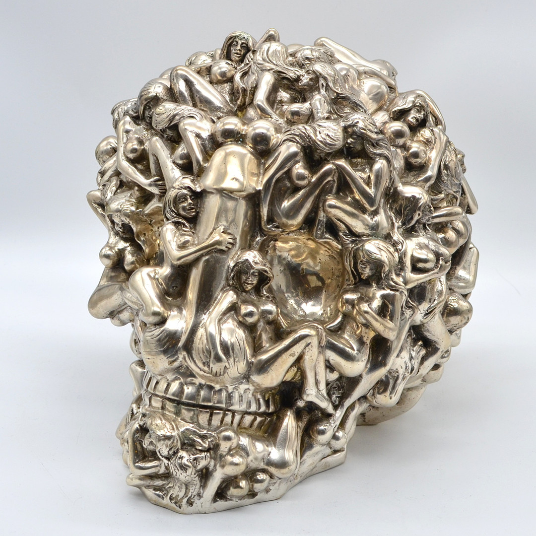 ROBBI JONES (1961). "NUDE WOMAN SKULL", SKULPTUR, MESSING (POLIERT), SILBER PATINA, UM 2010, SIGNIERT.