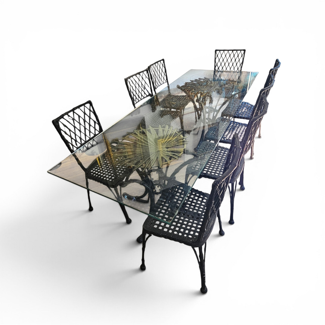Juego de mesa y sillería de jardín en cristal y hierro.