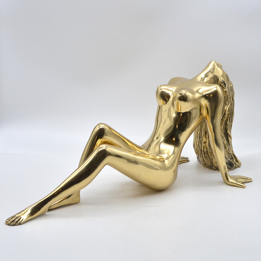 ROBBI JONES (1961). "NATASCHA", DAMENAKT, SKULPTUR, MESSING (POLIERT), GELBGOLDENER PATINA, UM 2000, SIGNIERT.
