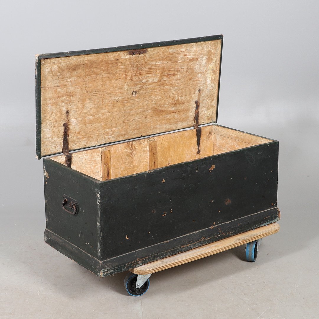 A PAINTED PINE BLANKET BOX.