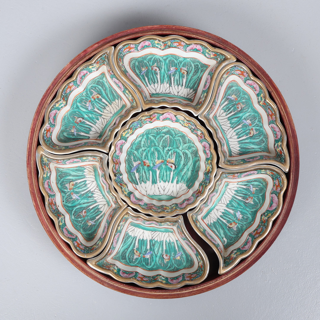 20TH CENTURY CHINESE CANTON FAMILLE ROSE PORCELAIN HORS D'OEUVRES SET.