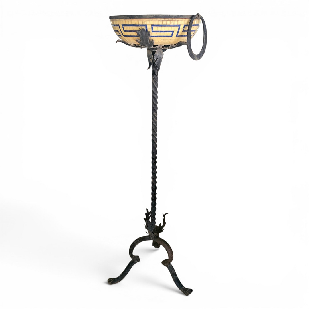 Candelabro en hierro forjador y cerámica.