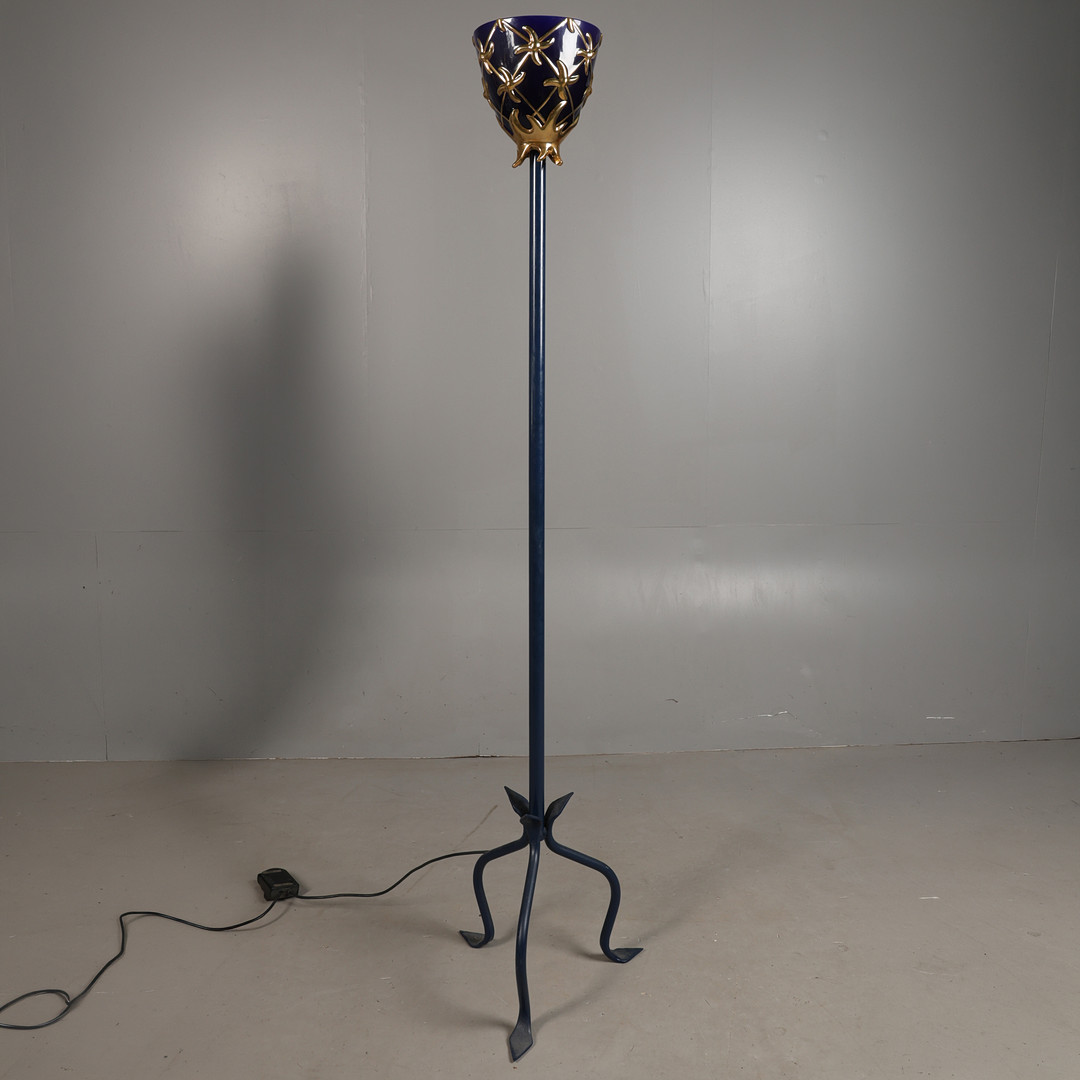 AN UNUSUAL FLOOR STANDING LAMP.