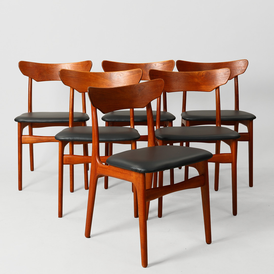 SCHIØNNING & ELGAARD. Sæt på seks spisebordsstole af teak, sæder nybetrukket med semi-anilinlæder, Danmark, 1960'erne, (6).