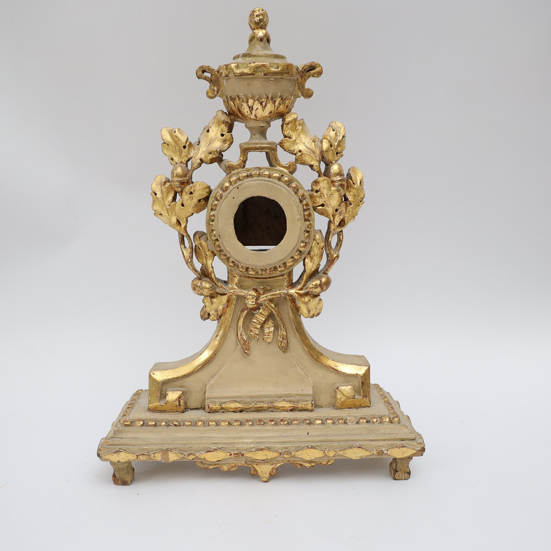 Fickursställ gustaviansk 1700/1800-tal, förgyllt och bemålat trä, skuren dekor med ekollon och löv. Krönt med urna.
