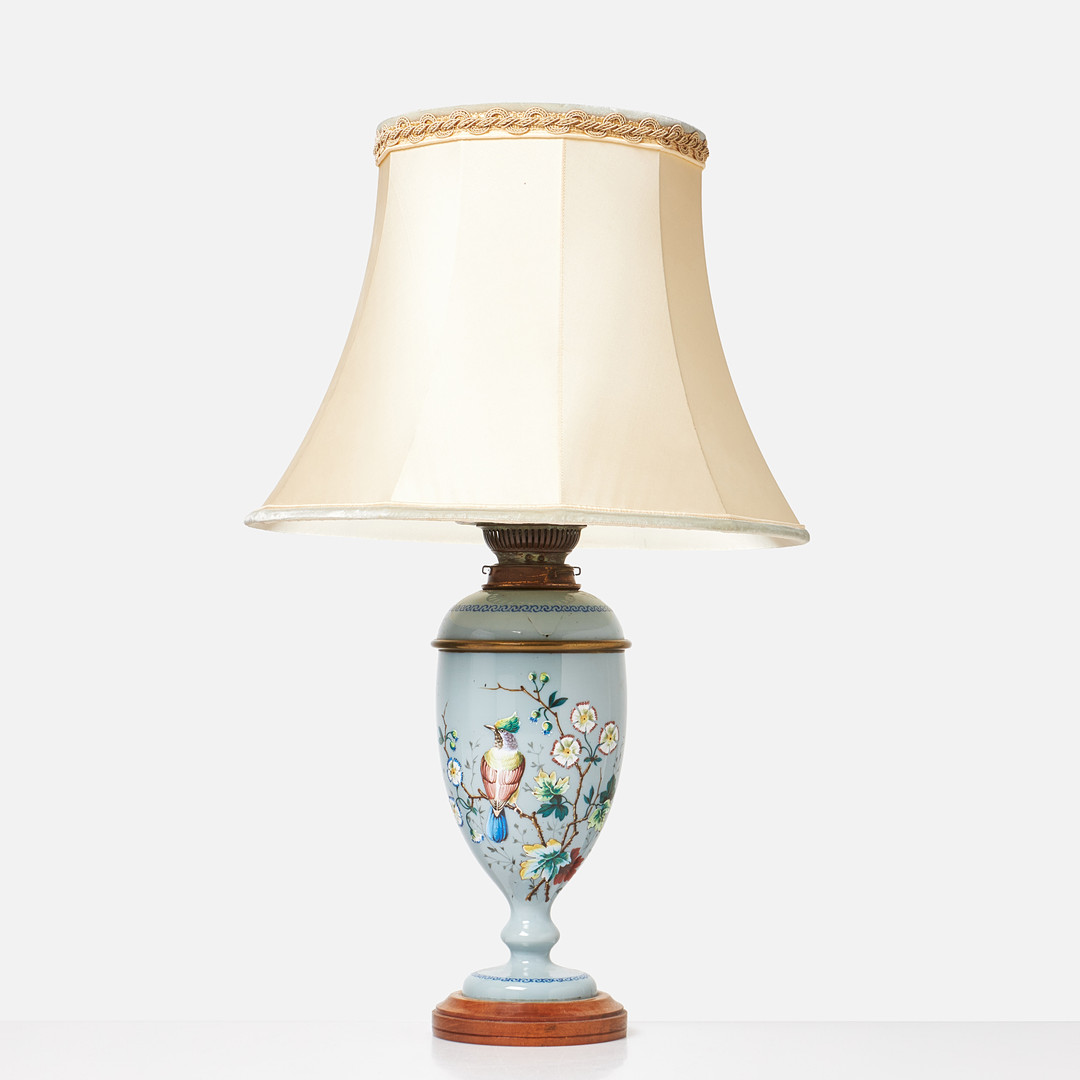 BORDSLAMPA. Porslin, sockel i trä, handmålad dekor, Hinks & Sons.