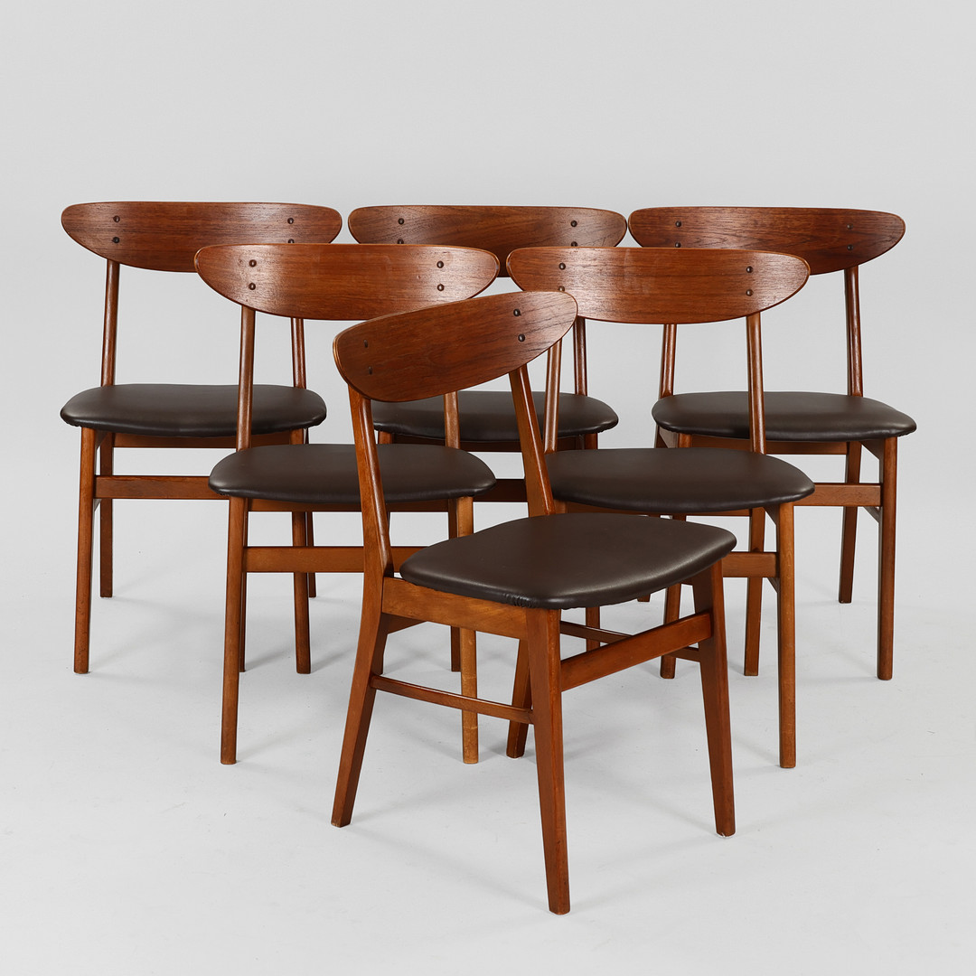 TH. HARLEV. Sæt på seks spisebordsstole af teak og bøg med nybetrukket sæder i mørkebrunt kunstlæder, model nr. 210, Farstrup Stolefabrik, Danmark, 1950/60'erne, (6).