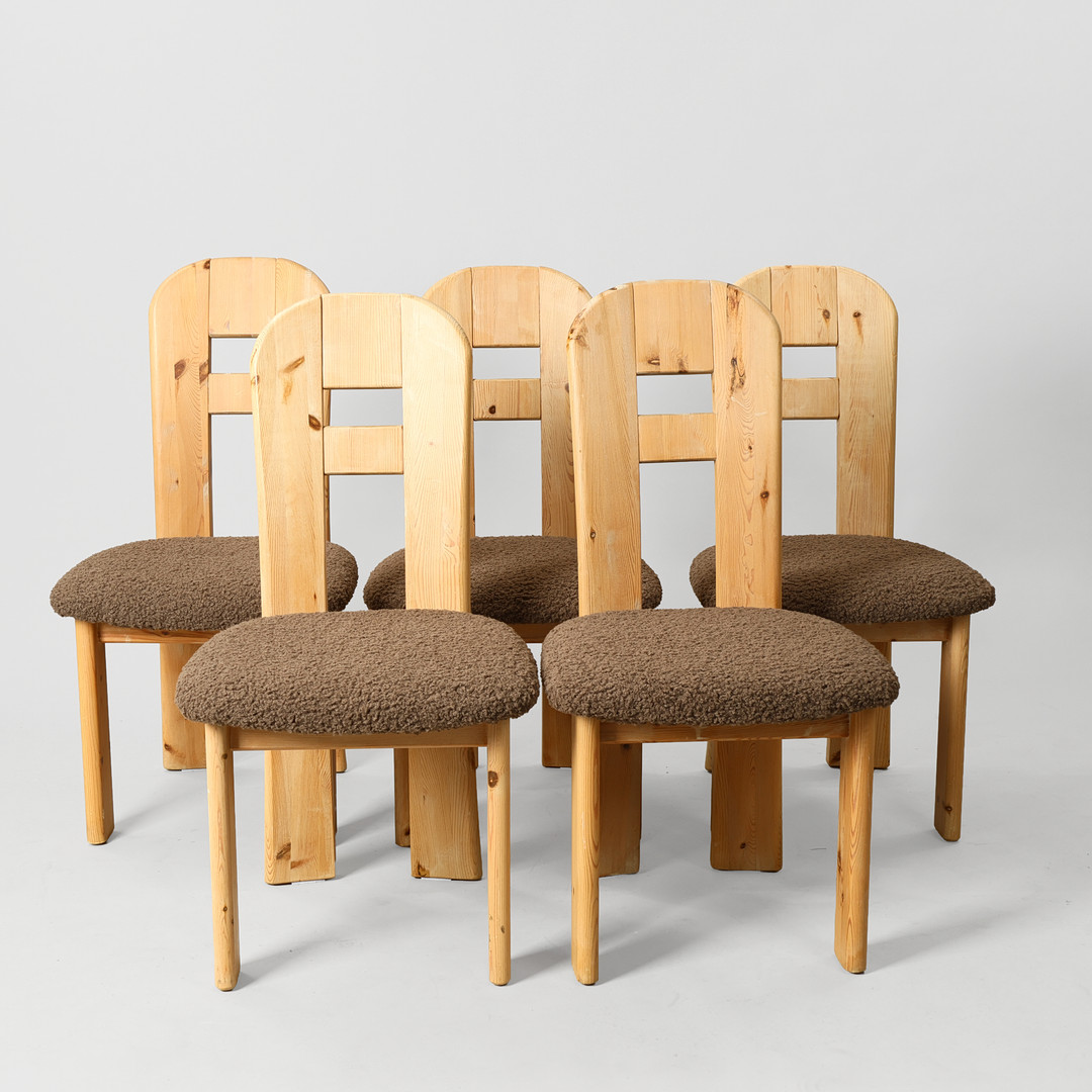 Sæt på fem stole af massiv fyrretræ, sæder nybetrukket med imiteret lammeskind, dansk møbelproducent, Danmark, ca. 1990'erne, (5).