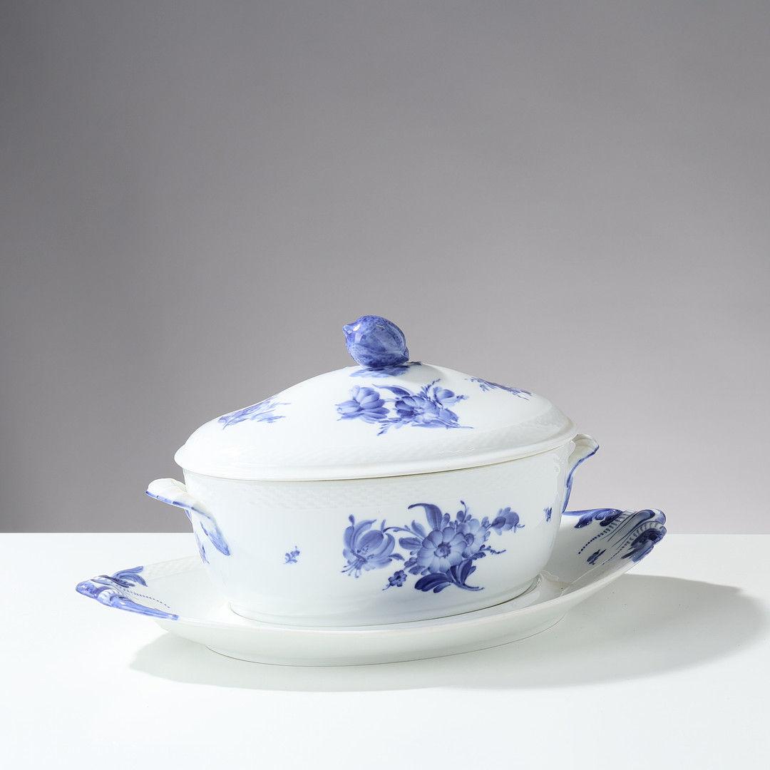 ROYAL COPENHAGEN. 'Blå Blomst, flettet", lågterrin af porcelæn. Danmark.