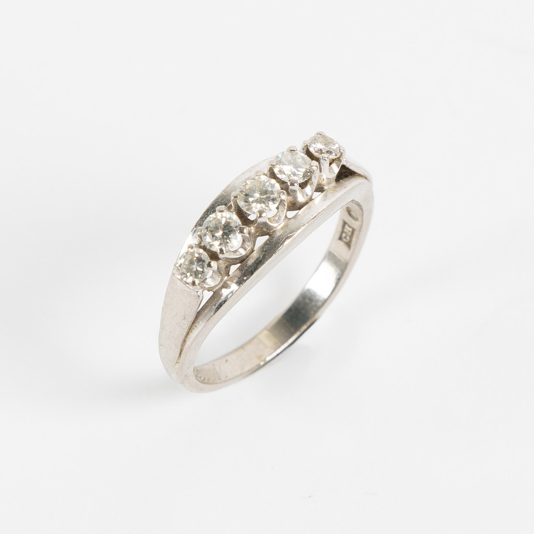 RING, Carl Hoff AB, Helsingborg, 1943, 18K vitguld, diamanter totalt 0,45 ct.