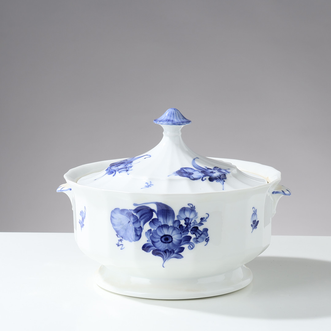 ROYAL COPENHAGEN. 'Blå blomst' kantet suppeterrin af porcelæn, nr. 8532. Danmark.