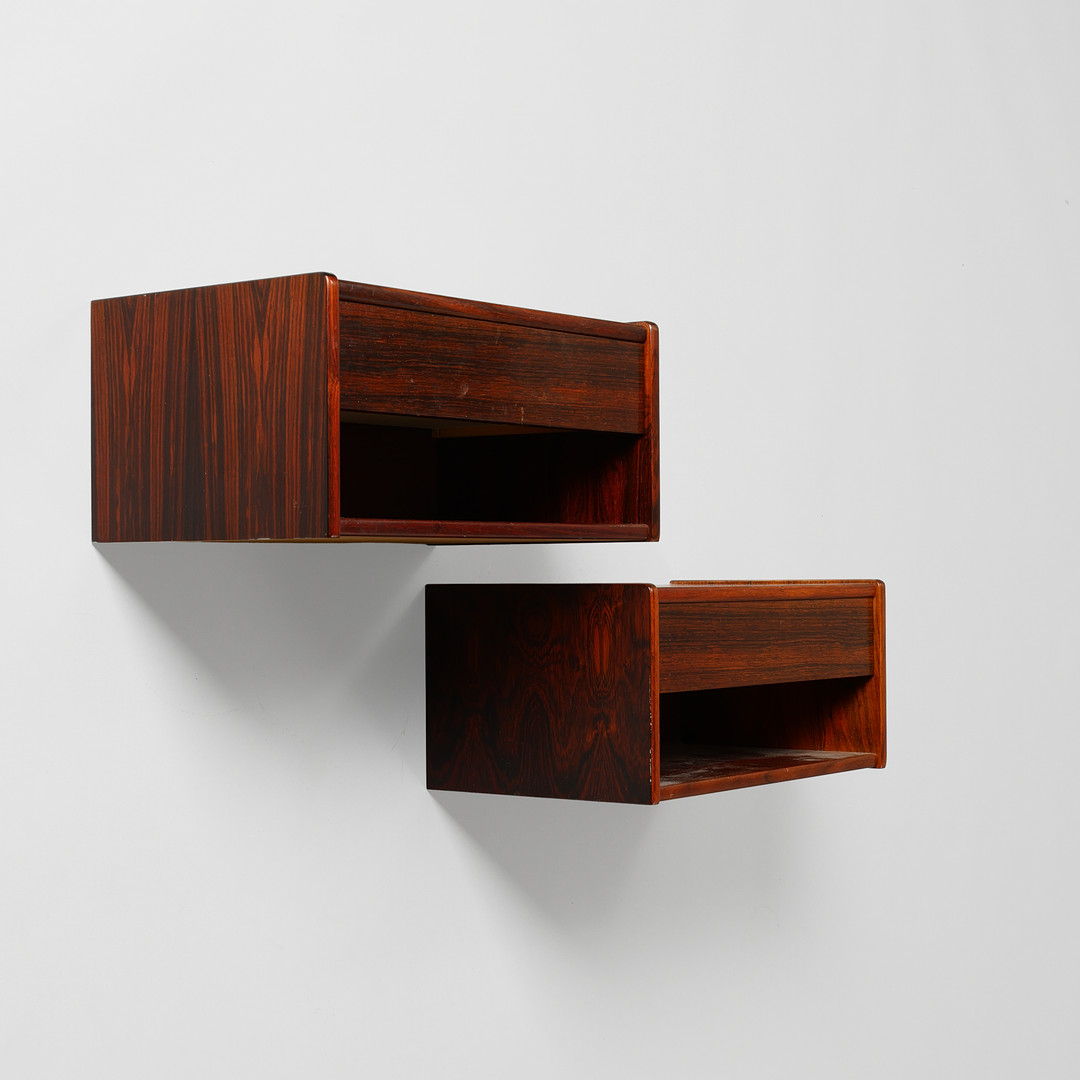 DANSK MØBELDESIGN. Et par væghængte sengeborde af palisander med skuffe, Danmark, ca. 1960'erne, (2).