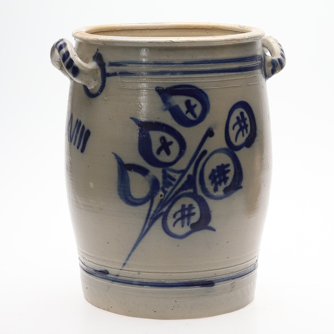 KRUS. Saltglaserat stengods, märkt XVIII (18liter), troligen Tyskland, sekelskiftet 18/1900.