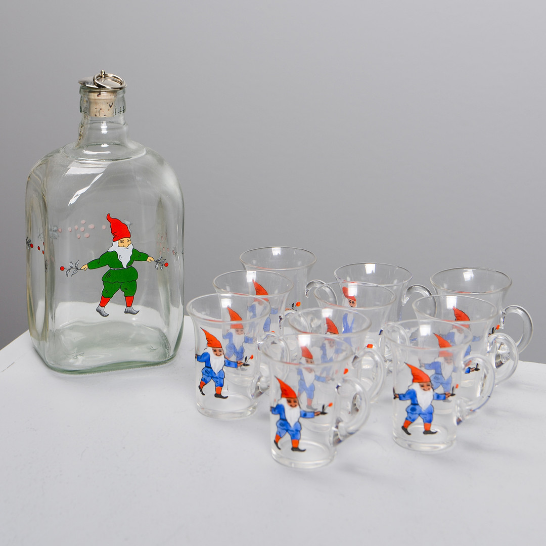 SNAPSGLAS & KARAFF, med tomtedekor, 11 delar, 1900-talets andra del.
