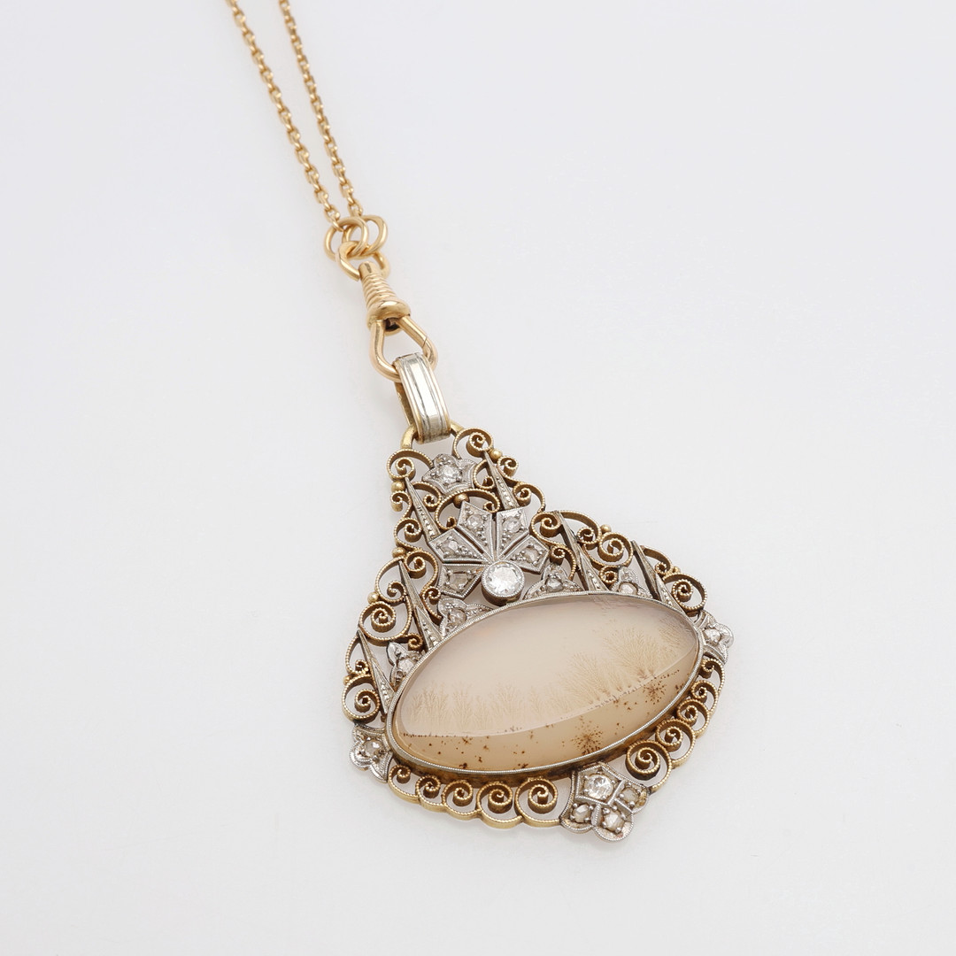 HÄNGE, 14K GULD, DENDRITISK AGAT & GAMMALSLIPADE DIAMANTER, MED GULDKEDJA AV 18K GULD, FRANKRIKE/SVERIGE, 1910-TAL, TOTALT 28,6 GRAM.