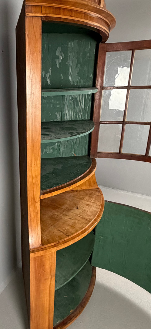 HÖRNVITRINSKÅP, 1800-talets första hälft, Tyskland/ Danmark, 2-delat, glasad vitrin med spröjs, lås, krön med dekor av klot.