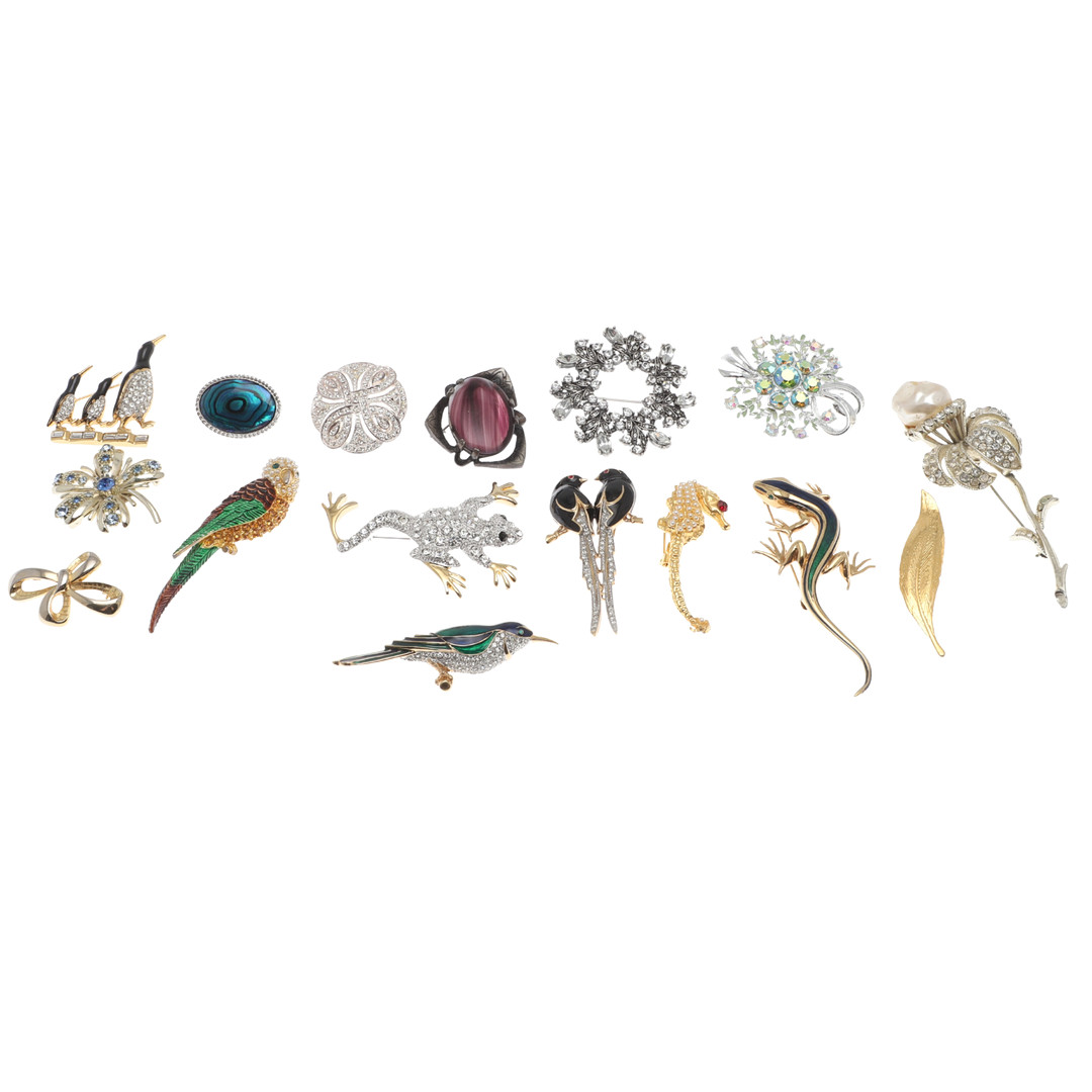 A QUANTITY OF COSTUME BROOCHES.