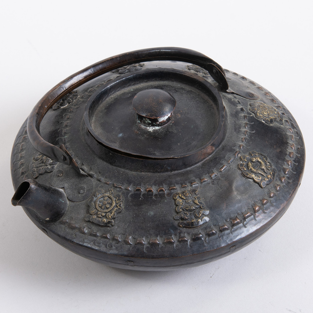 TIBETANSK TEKANDE i kobber. Tibet, første halvdel af 1900-tallet.
