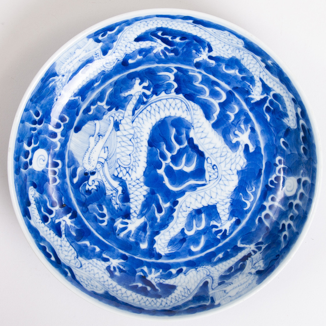 PORCELÆNS FAD med blå glasering på hvid baggrund. Kina, 20. århundrede.