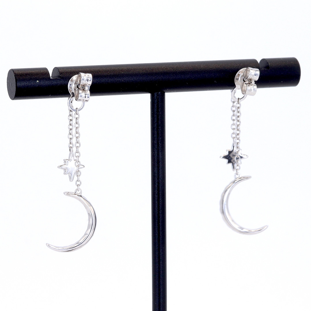 18CT GOLD DIAMOND EARRINGS.