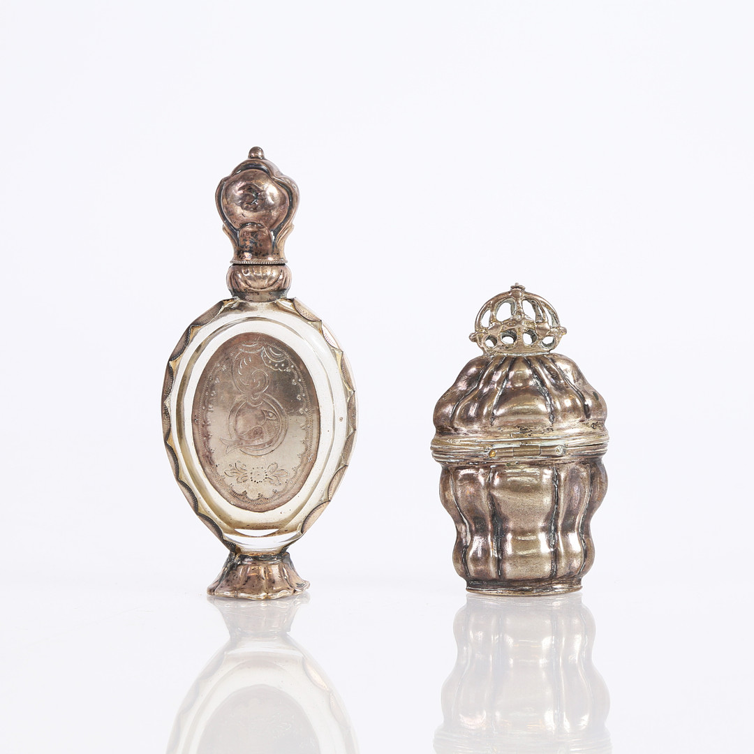 Hovedvandsæg samt parfumeflakon af sølv, 1800-tallet (2).