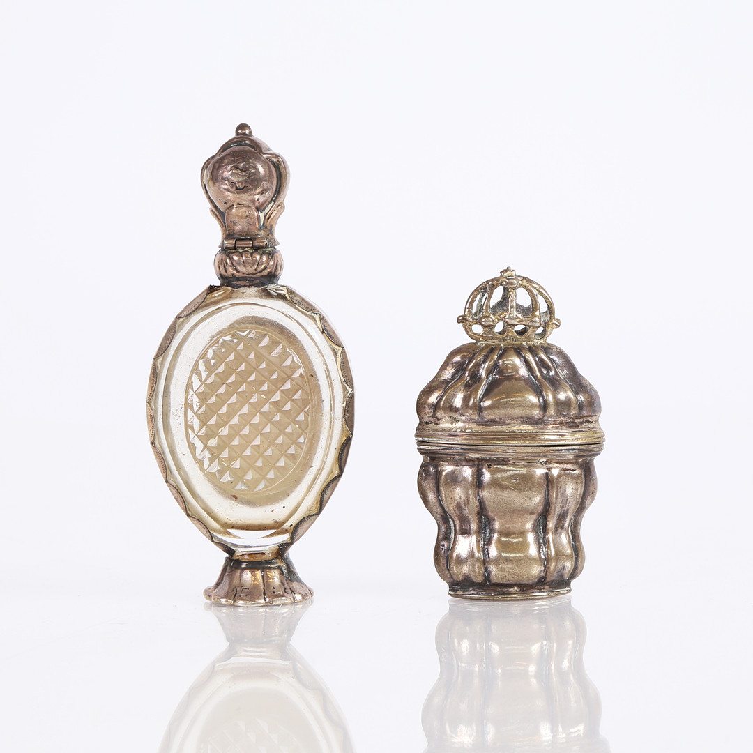 Hovedvandsæg samt parfumeflakon af sølv, 1800-tallet (2).