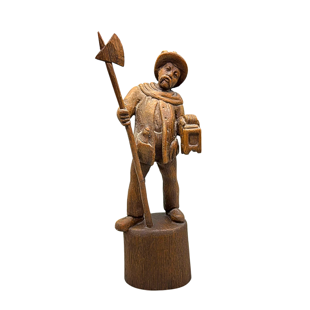 HOLZFIGUR EINES NACHTWÄCHTERS MIT LATERNE UND HELLEBARDE.