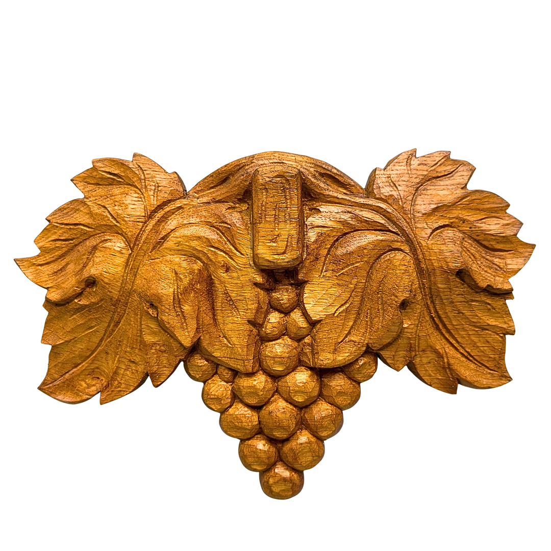 GESCHNITZTES HOLZRELIEF IN FORM EINER WEINREBE.